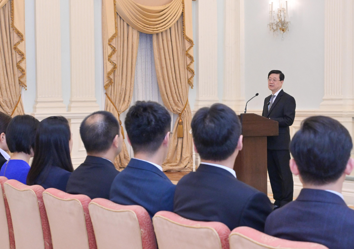 李家超曾與即將前赴北京參與國家載人航天工程載荷專家選拔複選的香港候選人會面時,曾發布一系列的相片,看到不同候選人的人背影,當中不乏女性候選人的身影。